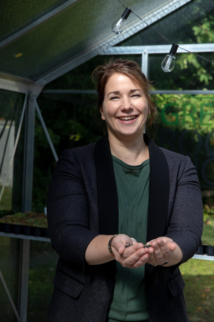 GreenRoofShop persoon met groen in haar handen