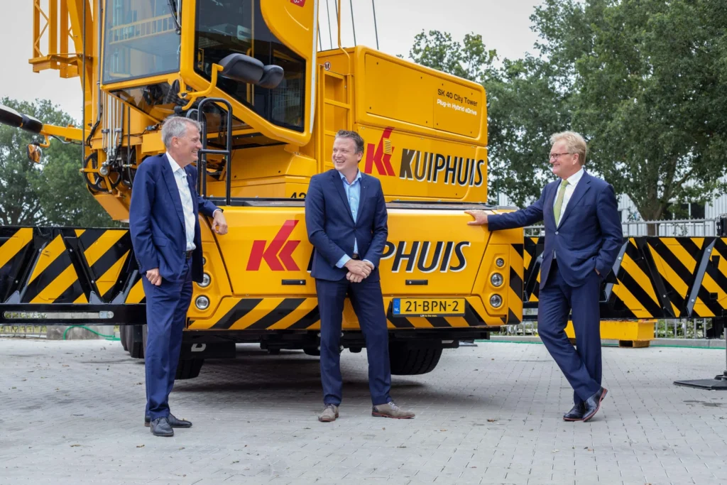 Drie personen bij een machine