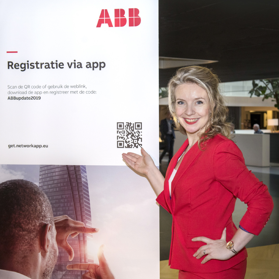 Abb persoon bij banner van event