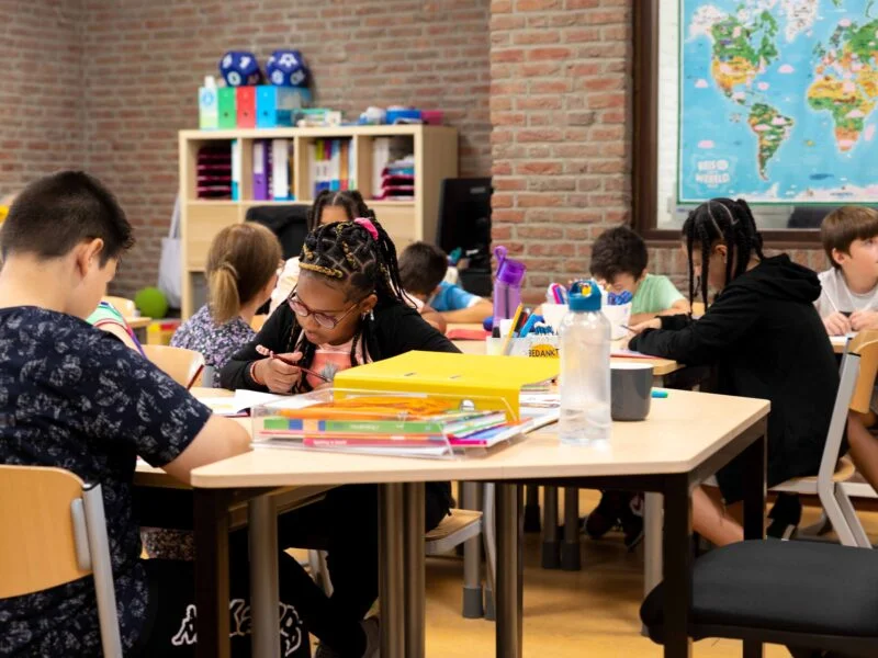 Movora diabolo kinderen bezig met schoolwerk