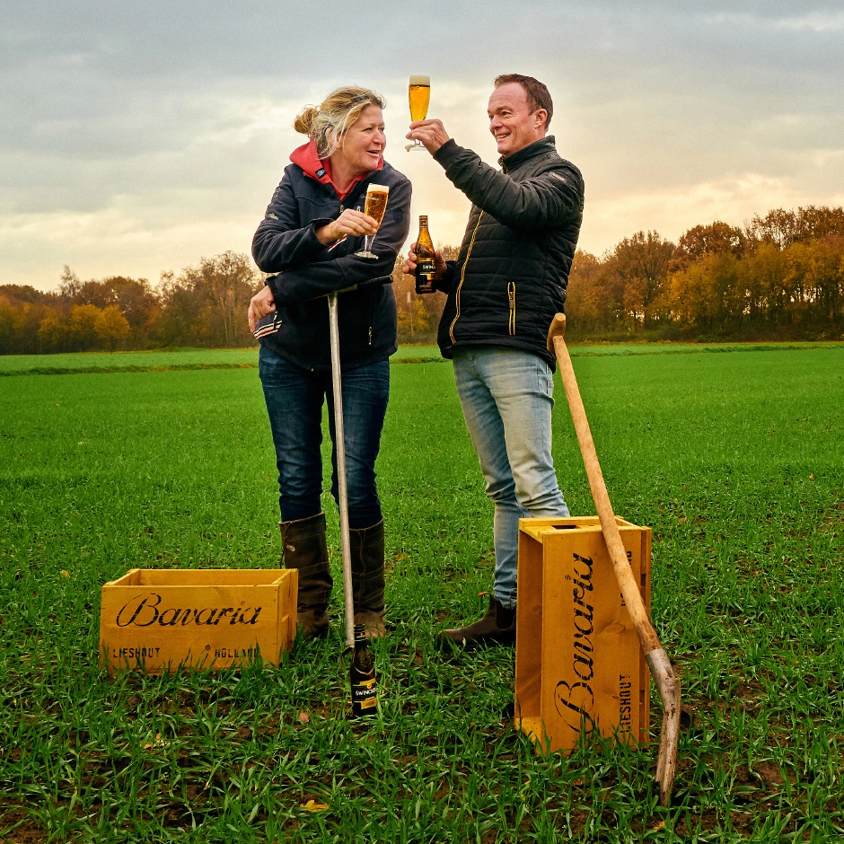 Sfb foto van 2 personen die proosten